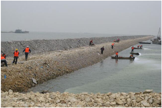 小型工作船配合复合国内精品久久久久久久影视麻豆布溜放作业