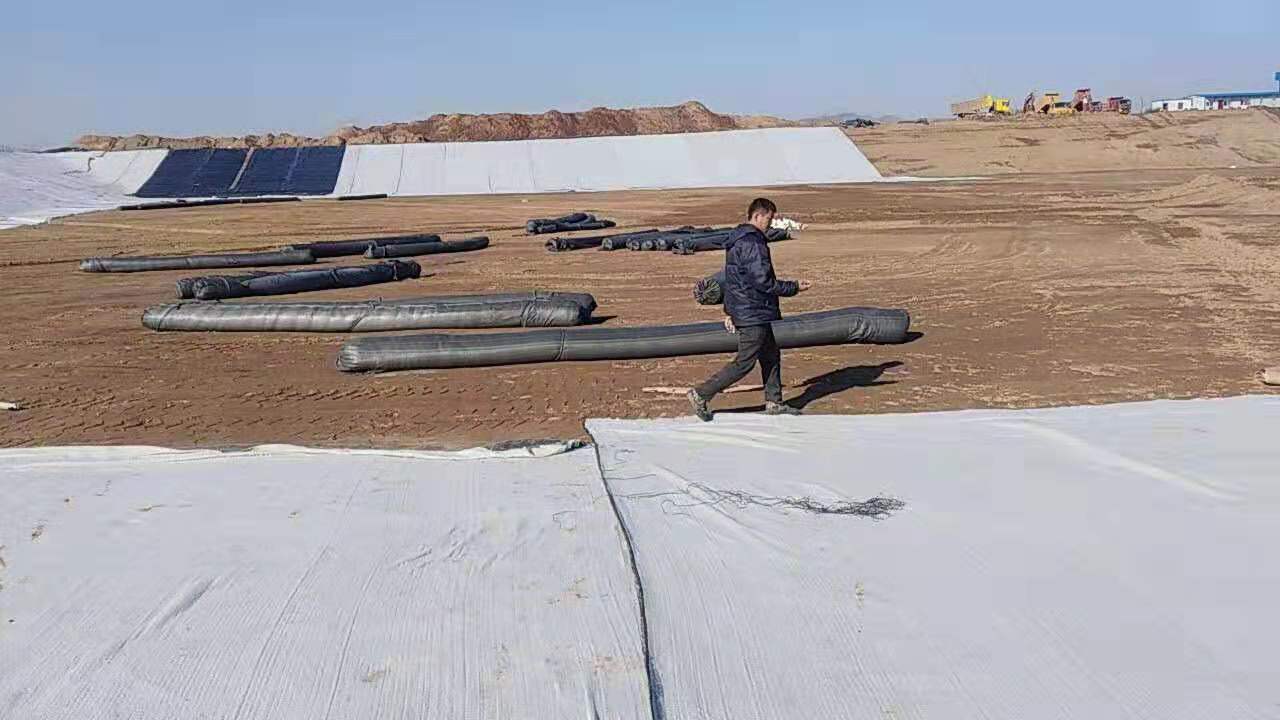 大规模铺装防渗膜应当掌握什么阶段？