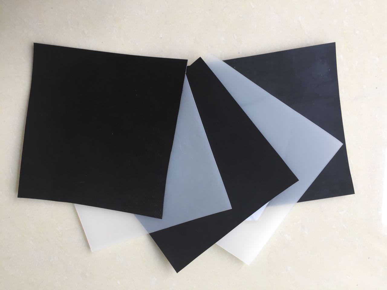 严格监控垃圾填埋场基坑内国内精品久久久久久久影视麻豆布膜的进场品质