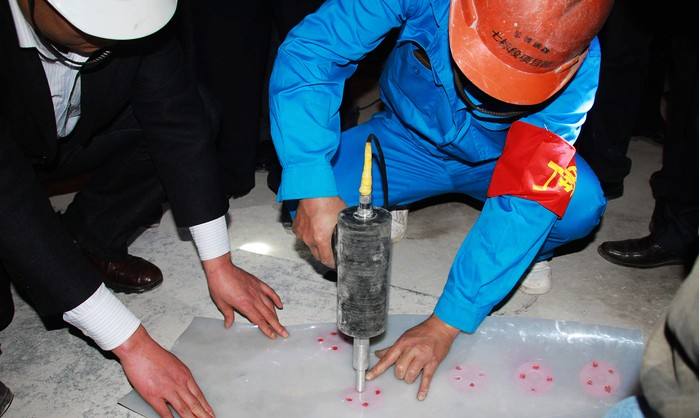 施工人员焊接防水板和热熔垫片的主要工具是什么？