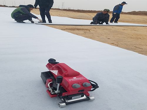 填埋场土地利用的物质基础和先决条件是什么？