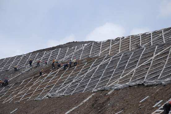 如何选取渣场材料渗透系数与物理力学参数的HDPE膜？