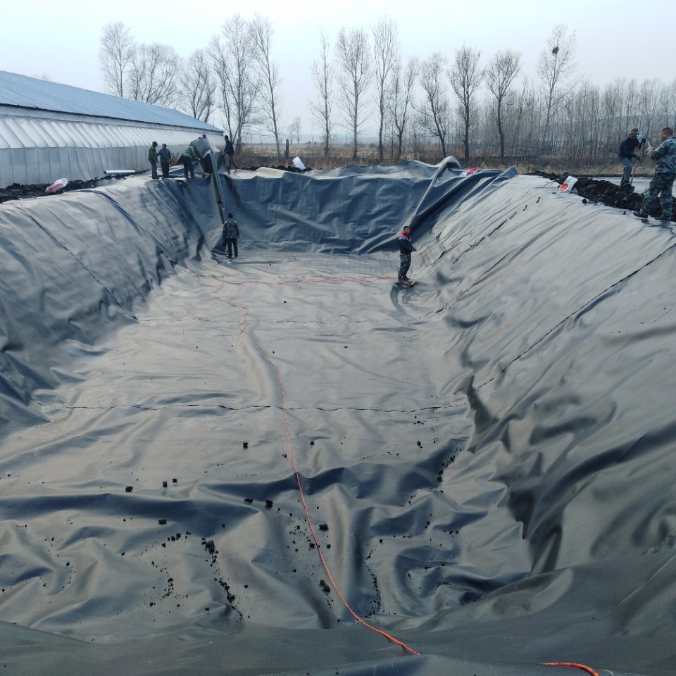 畜牧养殖污水池利用HDPE防渗膜是不是更能节省成本？