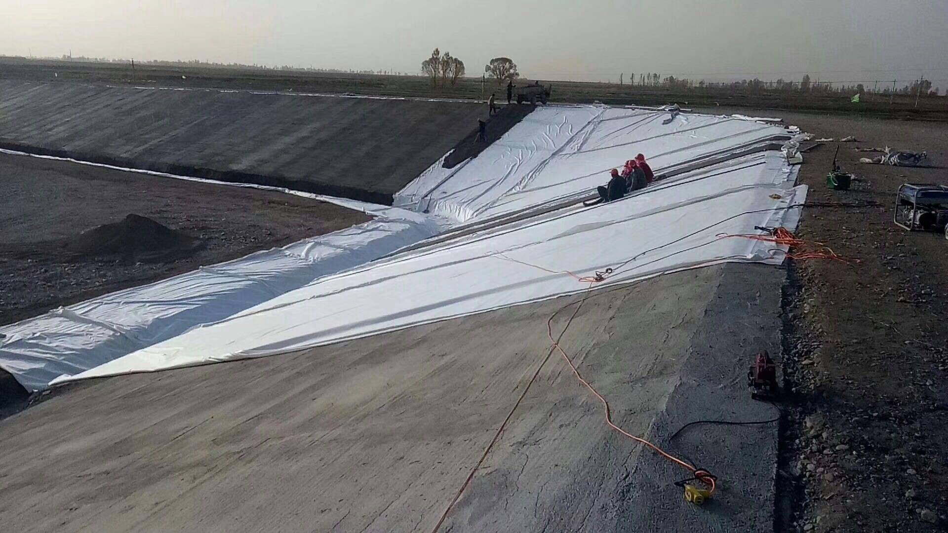 垃圾填埋场中衬垫系统由多种国内精品久久久久久久影视麻豆膜界面组成