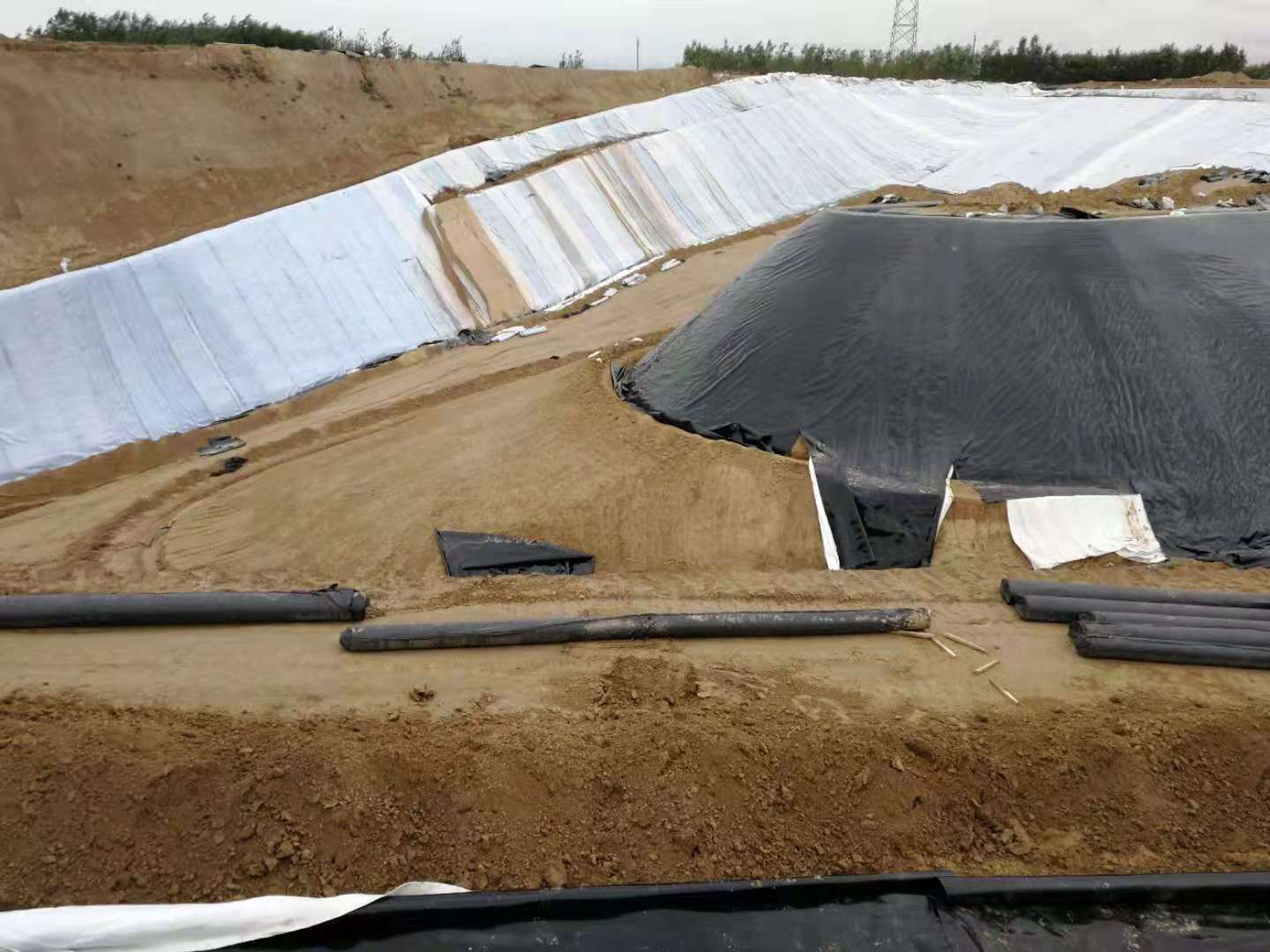 大胆尝试新材料选定国内精品久久久久久久影视麻豆膜为库底防渗材料