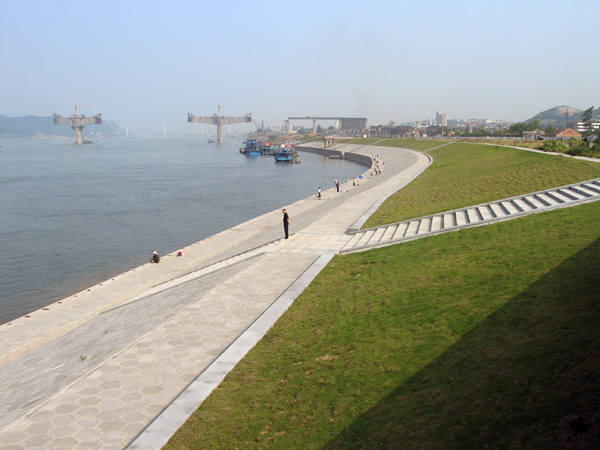 堤岸作为水域生态系统的重要组成部分有什么优势？